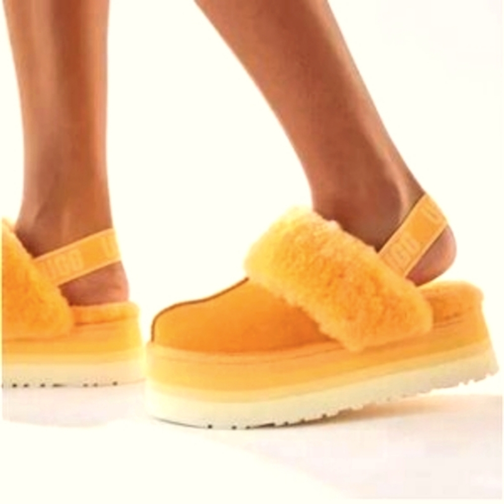 NEW UGG  Genuine Shearling Papaya Orange Clog/Mules Size 6